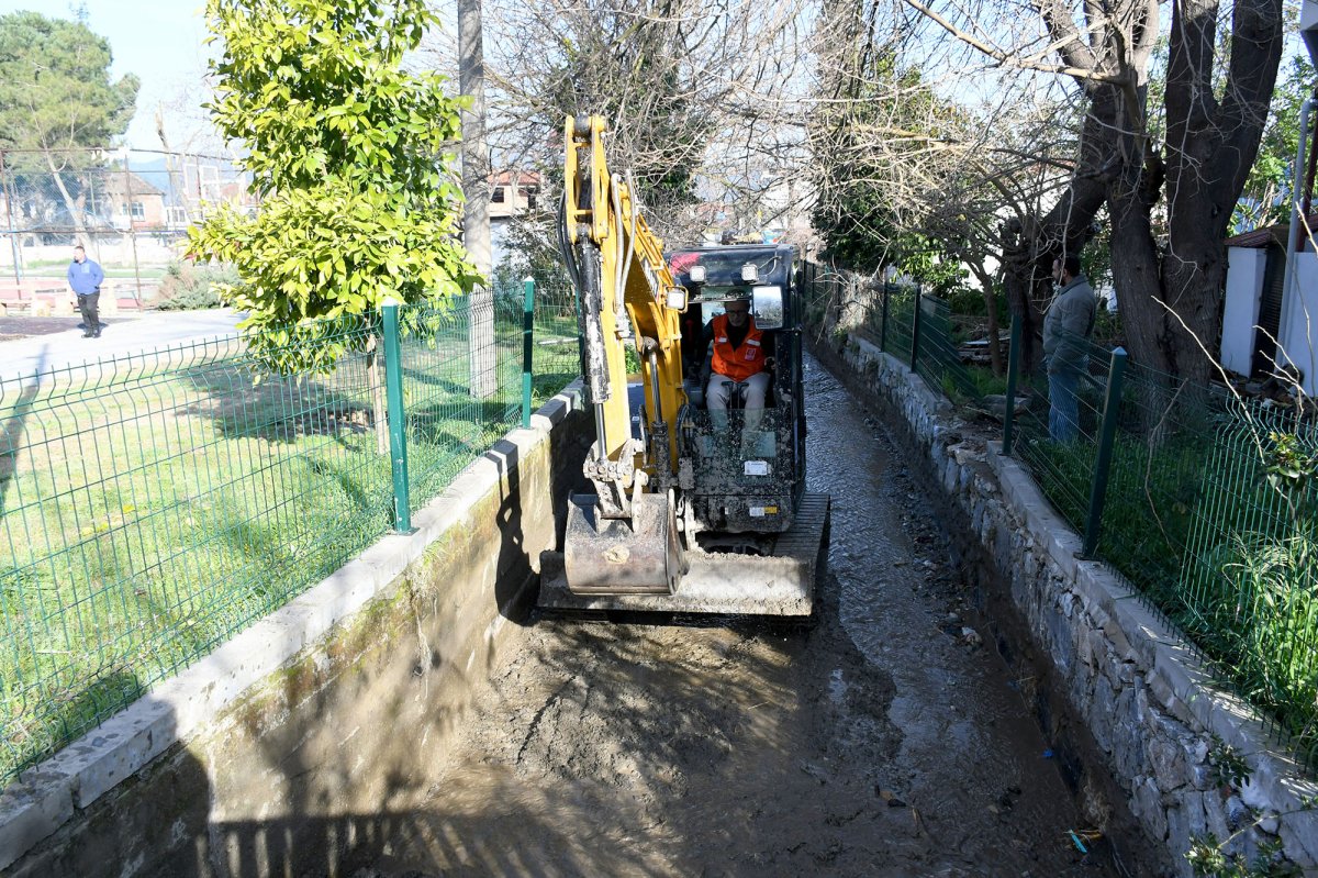 KUŞADASI BELEDİYESİ’NDEN KİRAZLI MAHALLESİ’NDE KAPSAMLI DERE TEMİZLİĞİ