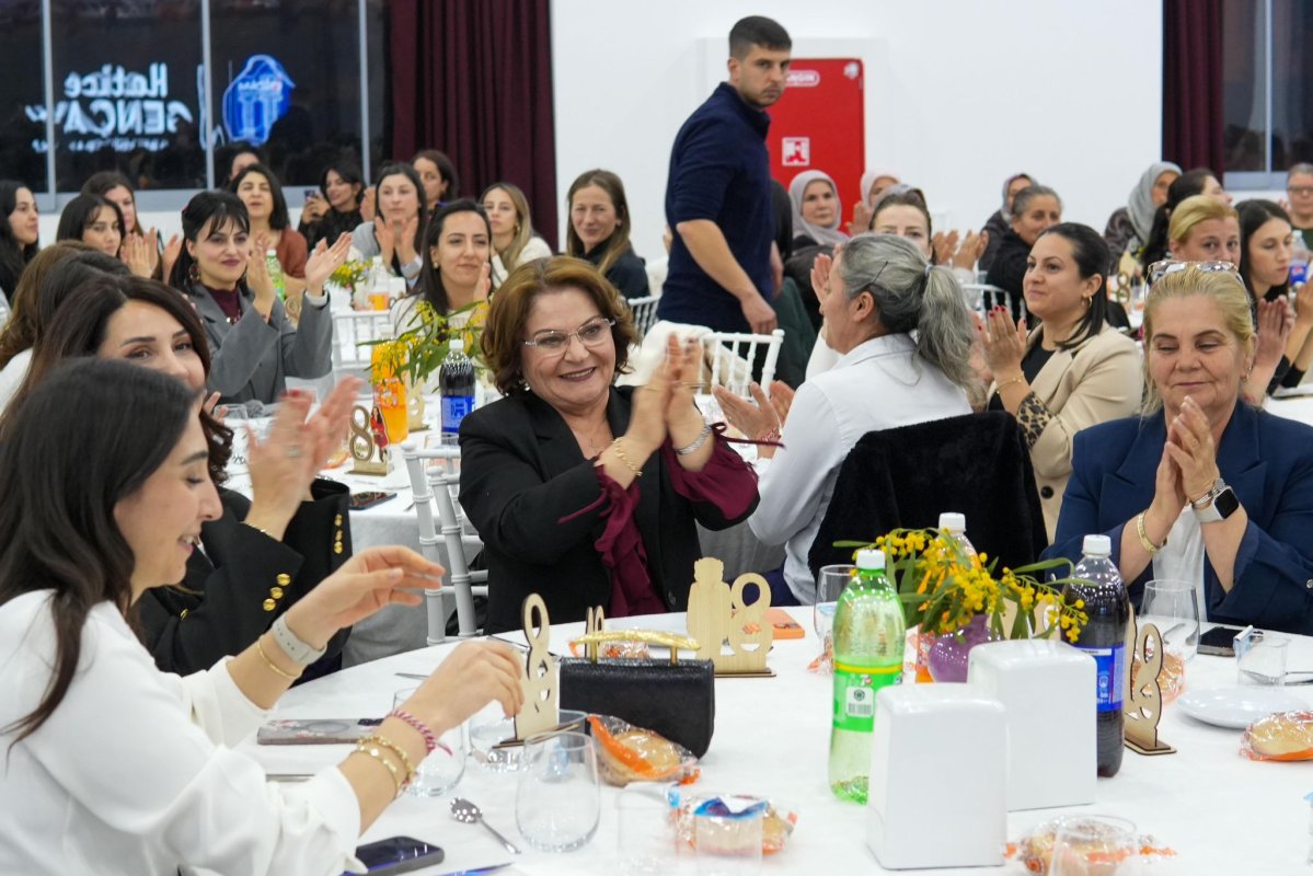 BAŞKAN GENÇAY EMEKÇİ KADINLARLA AYNI SOFRAYI PAYLAŞTI