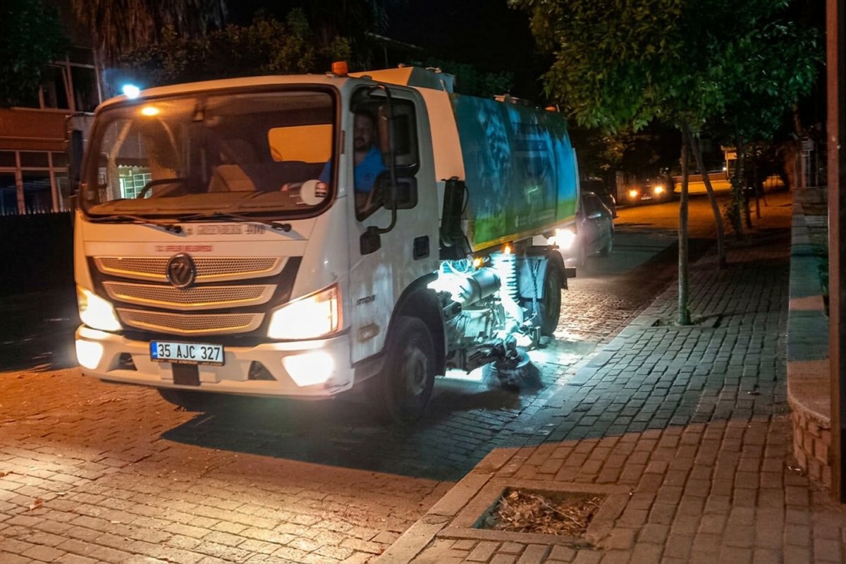EFELER’DE GECE MESAİSİ:KÖŞE BUCAK KENT TEMİZLİĞİ..