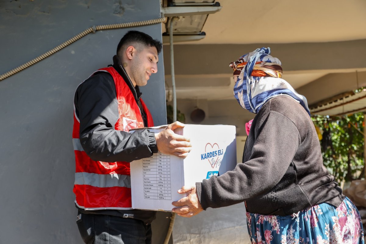 BAŞKAN YETİŞKİN RAMAZAN’IN BEREKETİNİ HANELERE TAŞIYOR