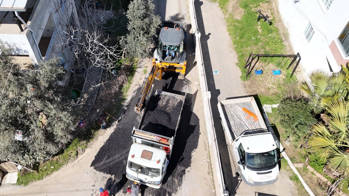 NAZİLLİ BELEDİYESİ MUAMMER AKSOY'DA YOLLARI BAKIMA ALDI