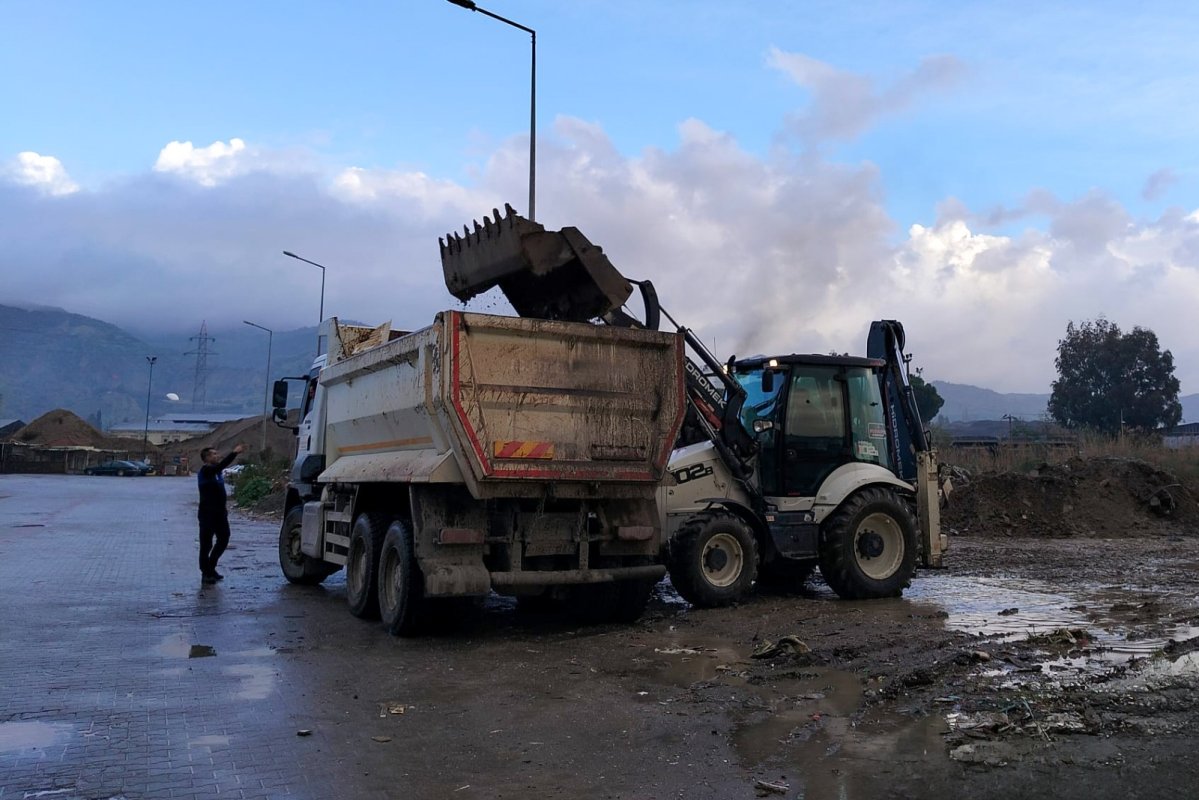 EFELER BELEDİYESİ, AYDIN BÜYÜKŞEHİR ASKİ'NİN DÖKTÜĞÜ MOLOZLARI TEMİZLEDİ..
