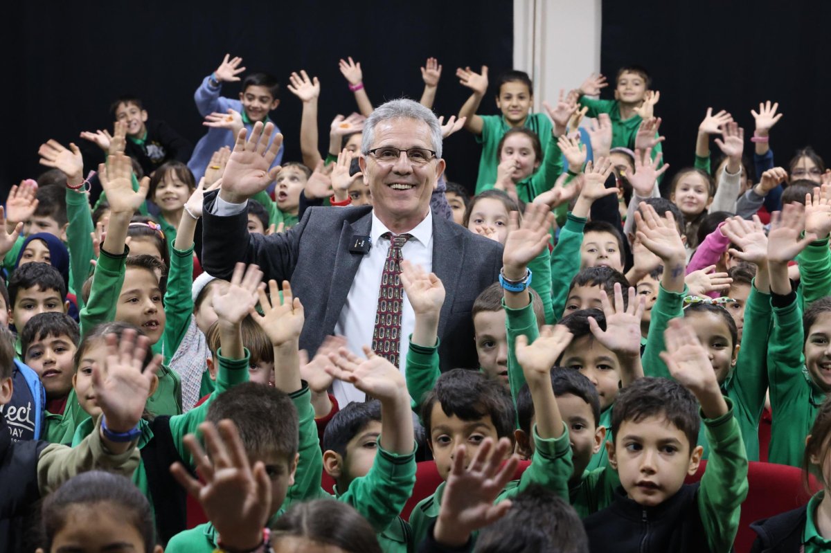 MİNİK ÖĞRENCİLERDEN BAŞKAN TETİK'E SEVGİ SELİ