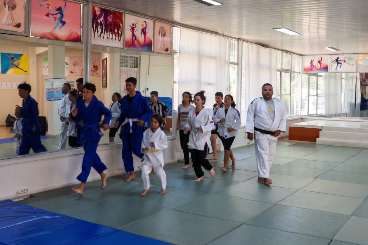BAŞKAN YETİŞKİN'DEN ÇOCUKLARA HEM SPOR HEM GELECEĞE YATIRIM..