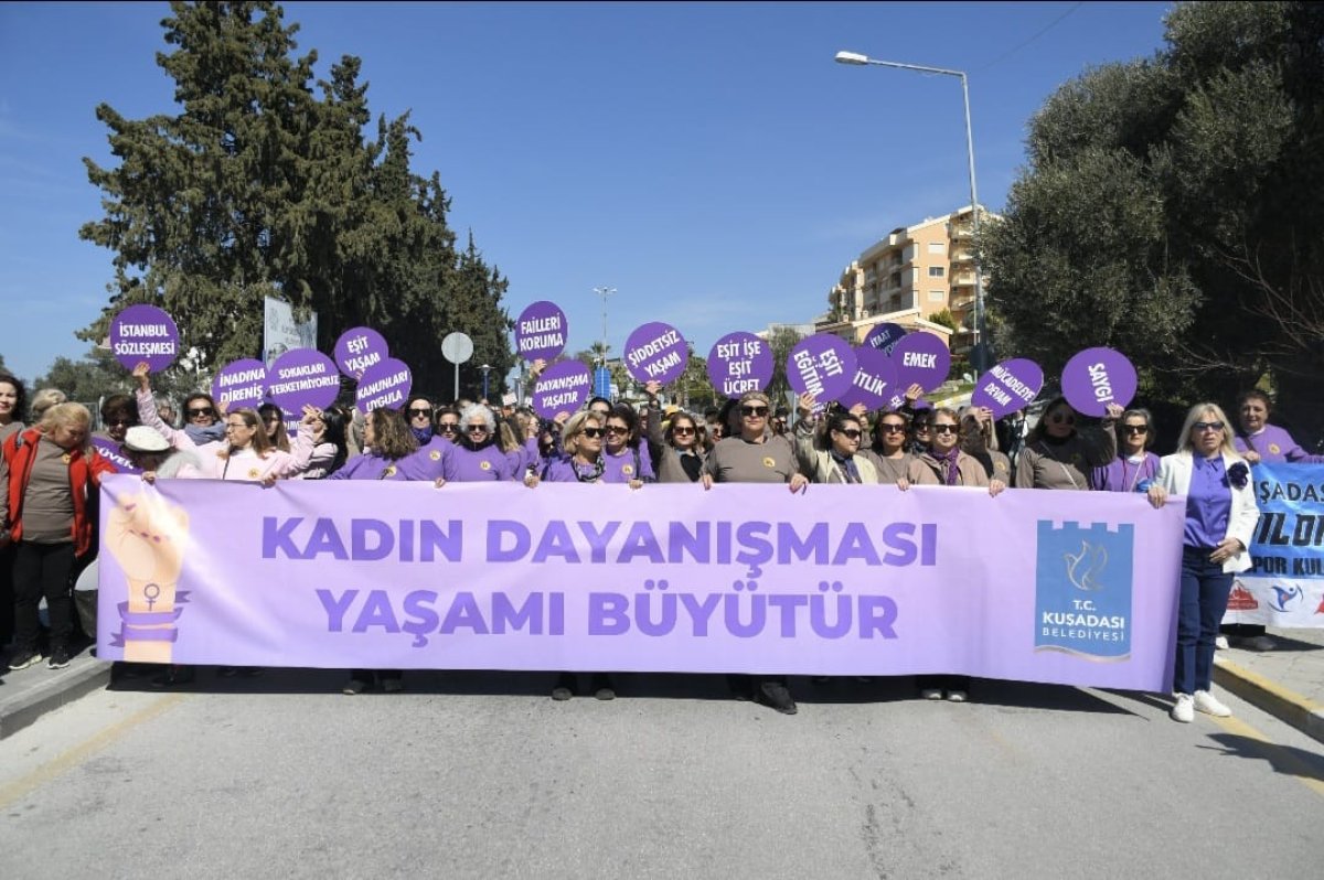 KUŞADASI'NDA 8 MART DÜNYA KADINLAR GÜNÜ COŞKUYLA KUTLANDI