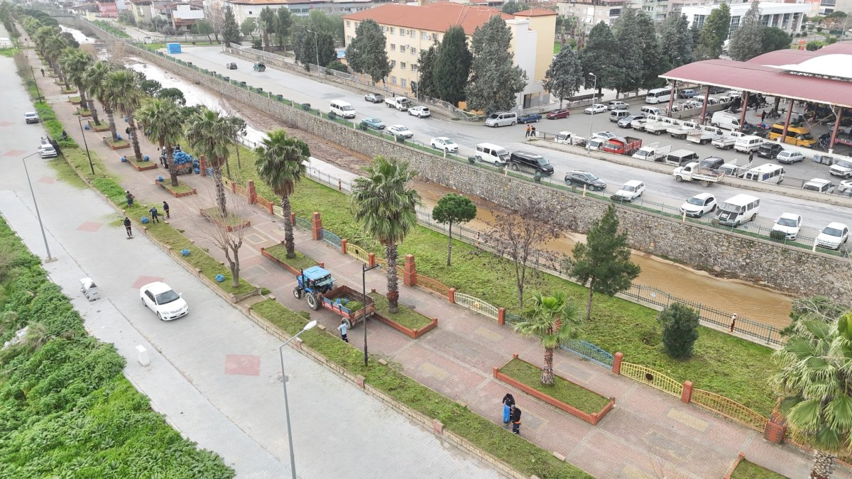 NAZİLLİ BELEDİYESİ YÜRÜYÜŞ YOLLARINI  YENİLİYOR.