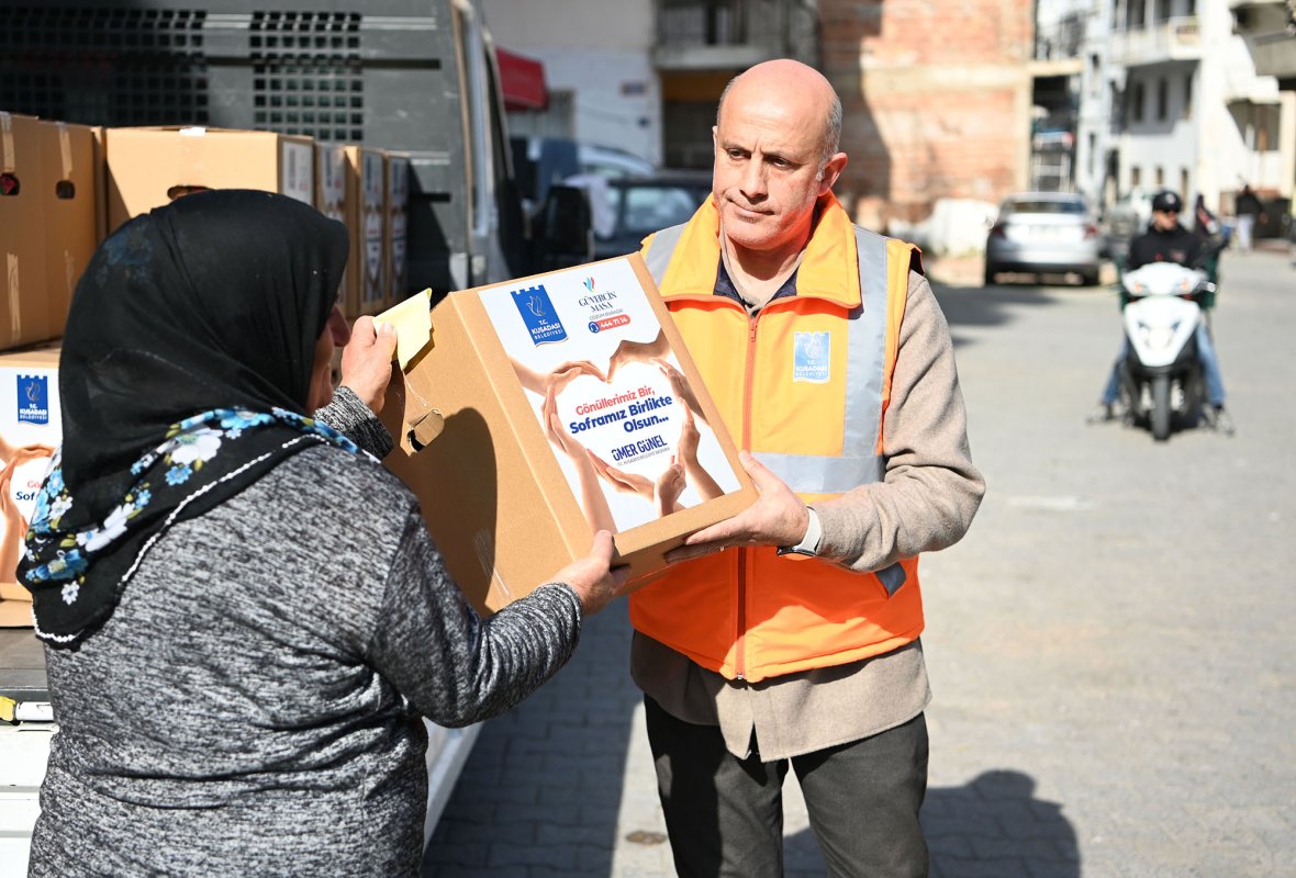 KUŞADASI BELEDİYESİ’NDEN 3 BİN 500 AİLEYE RAMAZAN YARDIMI