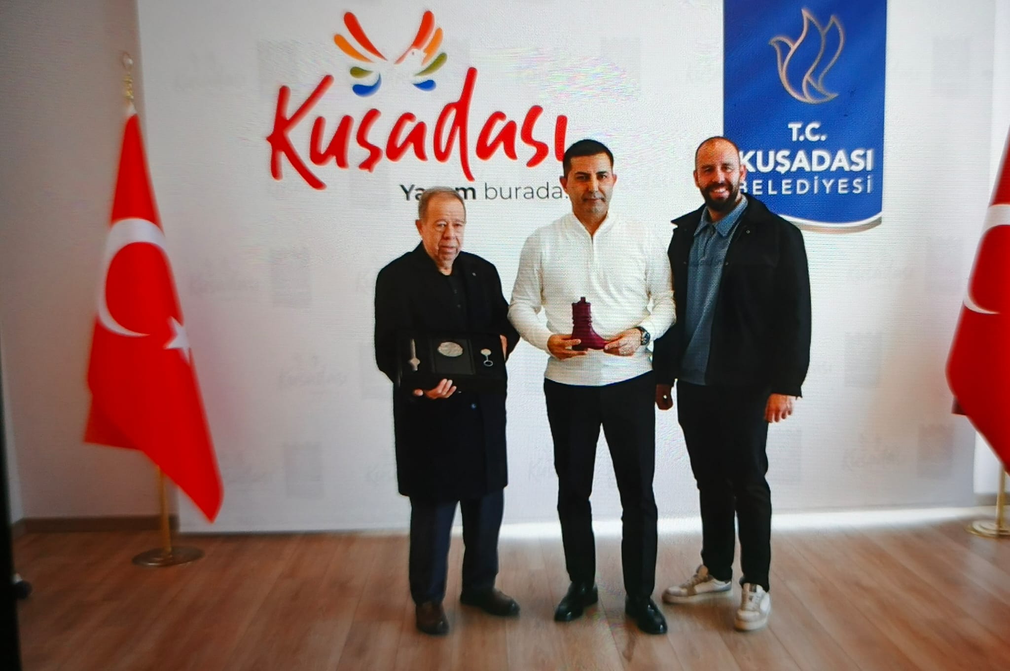 UNESCO ÖDÜLLÜ KÖRÜKLÜ ÇİZME USTASINDAN BAŞKAN GÜNEL'E ANLAMLI ZİYARET