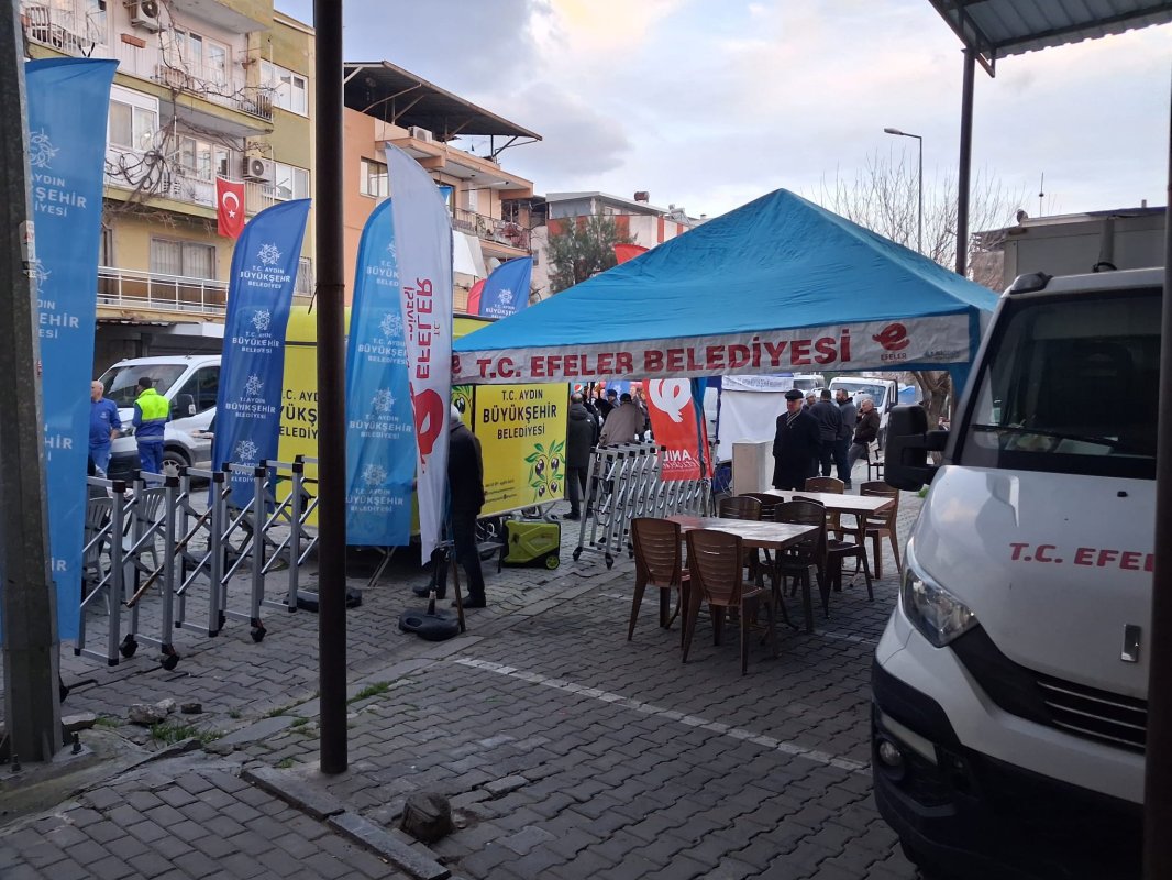 BÜYÜKŞEHİRDEN VATANDAŞA SICAK ÇAY BARİYERİ