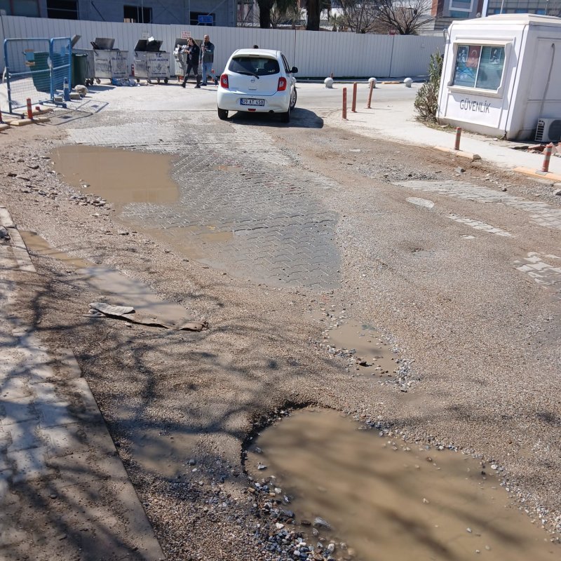 ADÜ YETKİLİLERİ 50 METRELİK  YOLU DÜZELTEMİYOR MU?