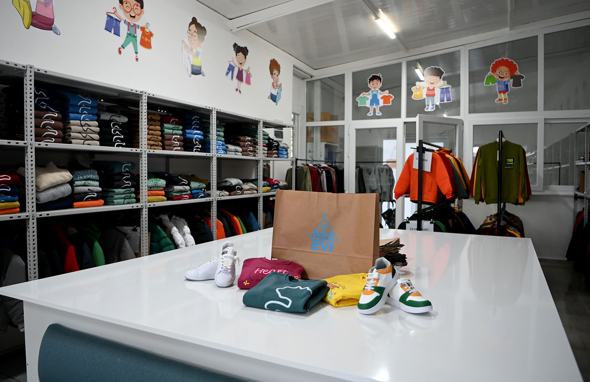 Ada Kıyafet Evi 272 çocuğun yüzünü güldürdü…