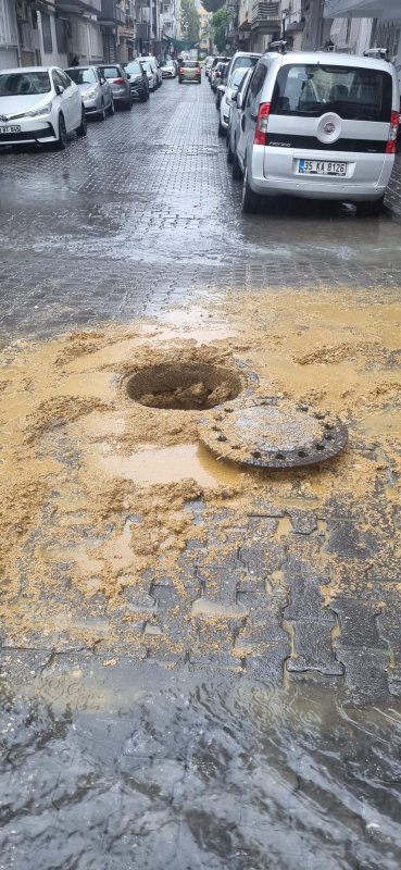 ASKİ’NİN AÇIK BIRAKTIĞI RÖGAR TEHLİKE SAÇIYOR “VATANDAŞ BÜYÜKŞEHİRE TEPKİLİ”