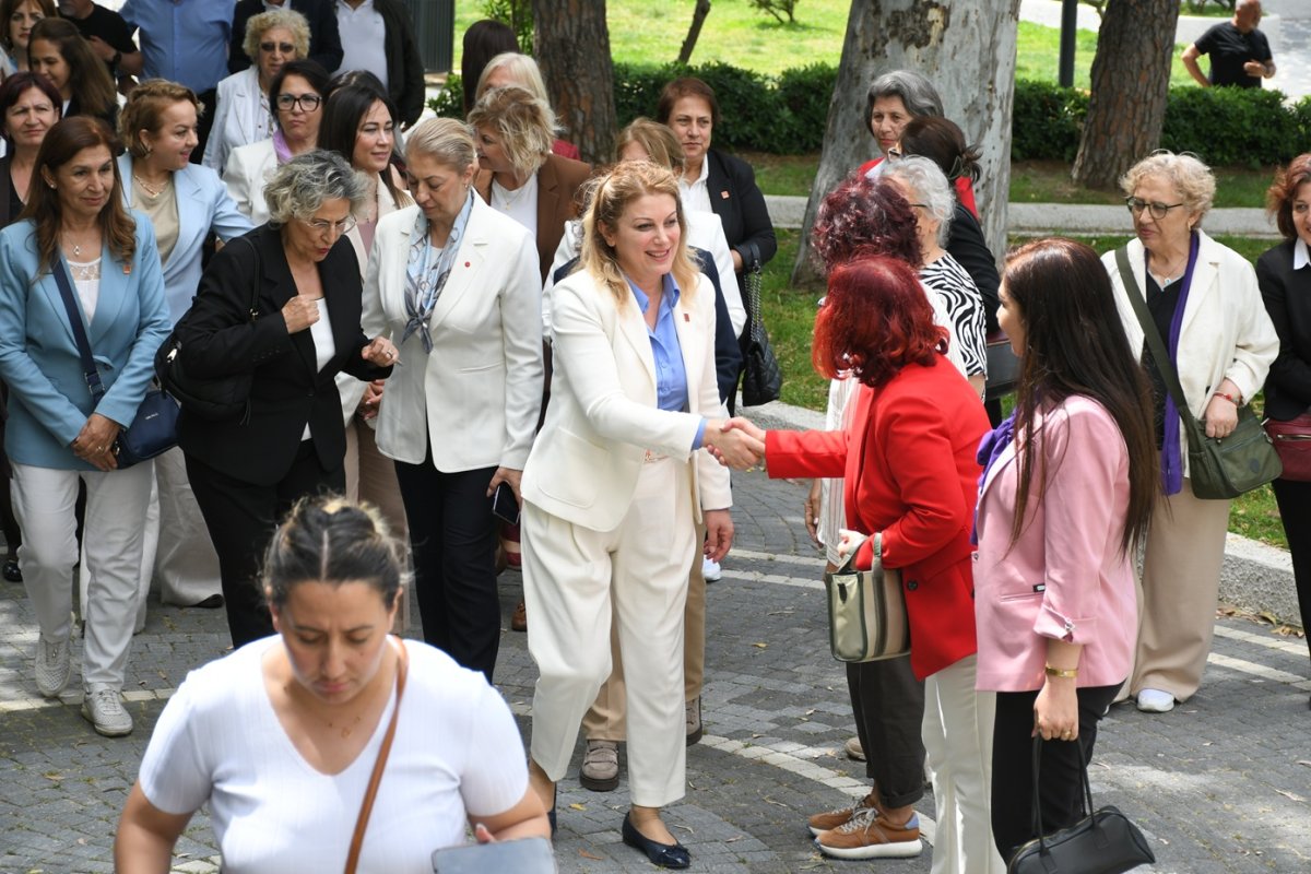 CHP KADIN KOLLARI GENEL BAŞKANI ASU KAYA GEDİK'E KUŞADASI'NDA COŞKULU KARŞILAMA