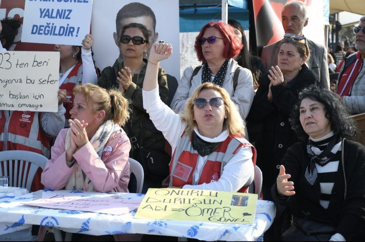 KUŞADALILAR TÜRKÜLER EŞLİĞİNDE HAYKIRDI: 'ASLA YILMAYACAĞIZ'
