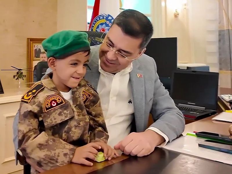 POLİS HELİKOPTERİNE BAYRAK SALLADI, HEDİYESİ BİSİKLET OLDU..
