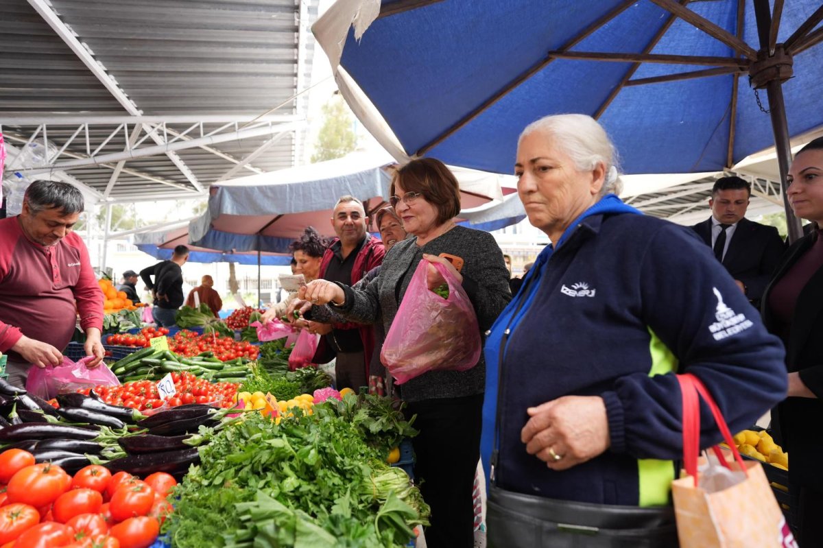 BAŞKAN HATİCE GENÇAY, BAYRAM ÖNCESİ PAZAR ESNAFINI ZİYARET ETTİ.