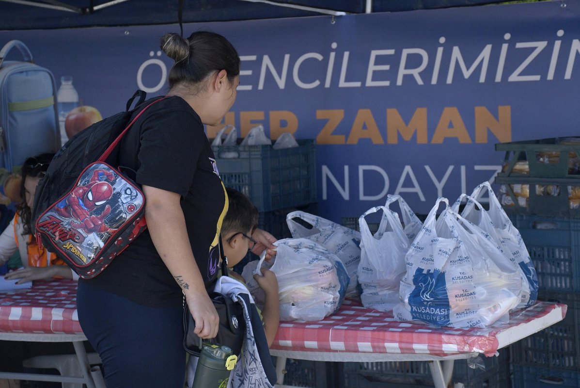KUŞADASI BELEDİYESİ’NDEN 1400 ÇOCUĞA HAFTALIK BESLENME DESTEĞİ..