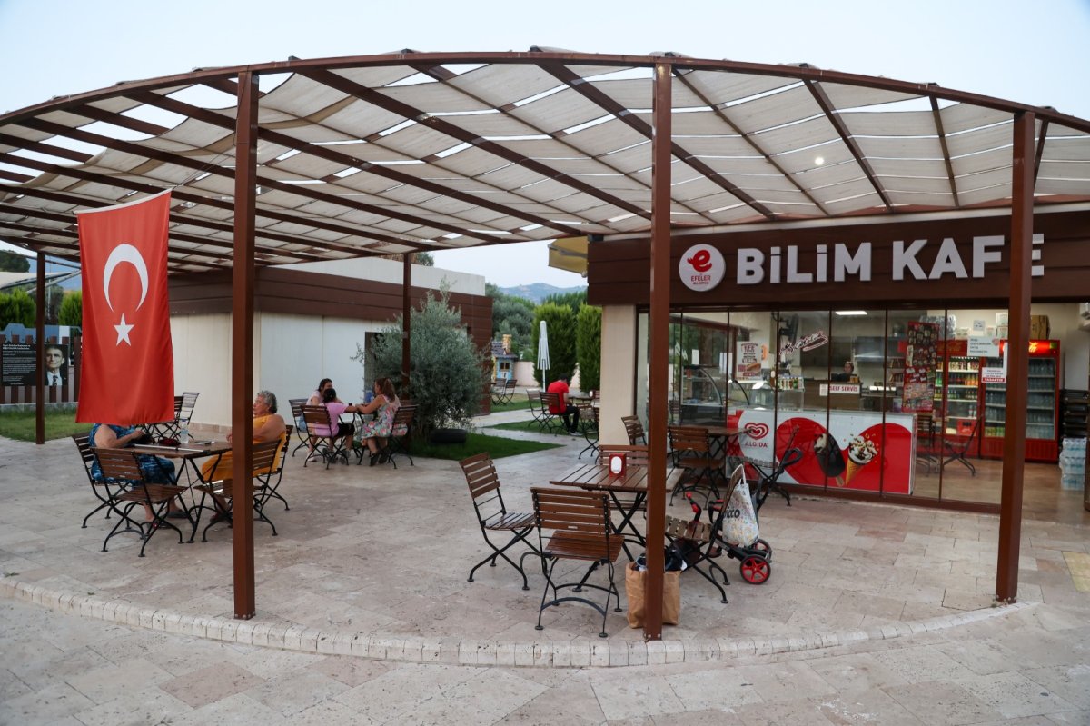 EFELER’İN BİLİM KAFE’Sİ SAAT 23.00’E KADAR MİSAFİRLERİNE AÇIK..