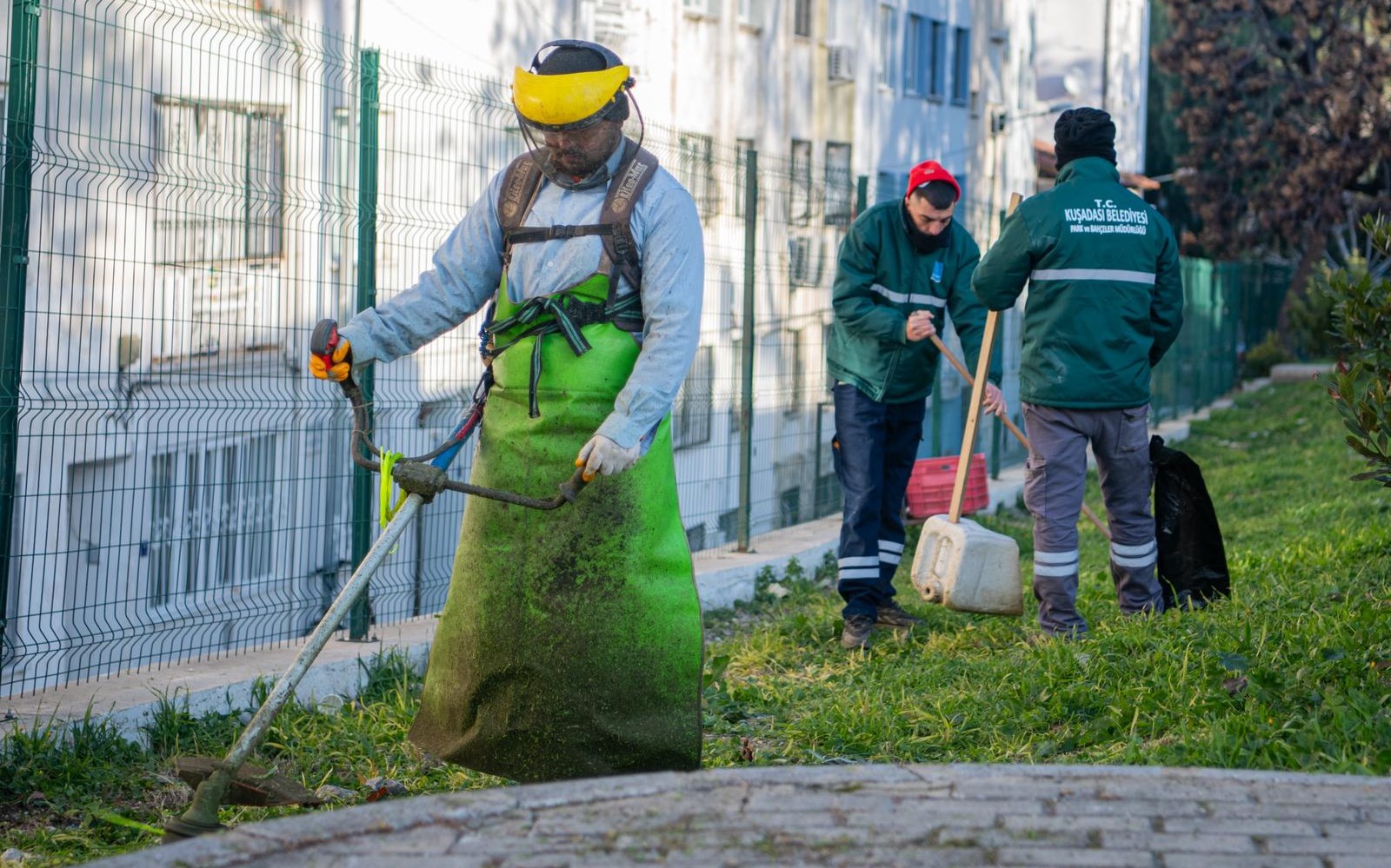 Büyükşehir’in bakımsız bıraktığı parklara Kuşadası Belediyesi girdi….