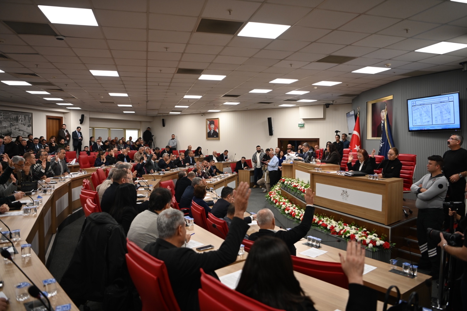 CHP’li meclis üyelerinin vefalı teklifine AKP’li Çerçioğlu’nun cevabı ,”İsim verecek yerimiz yok”…