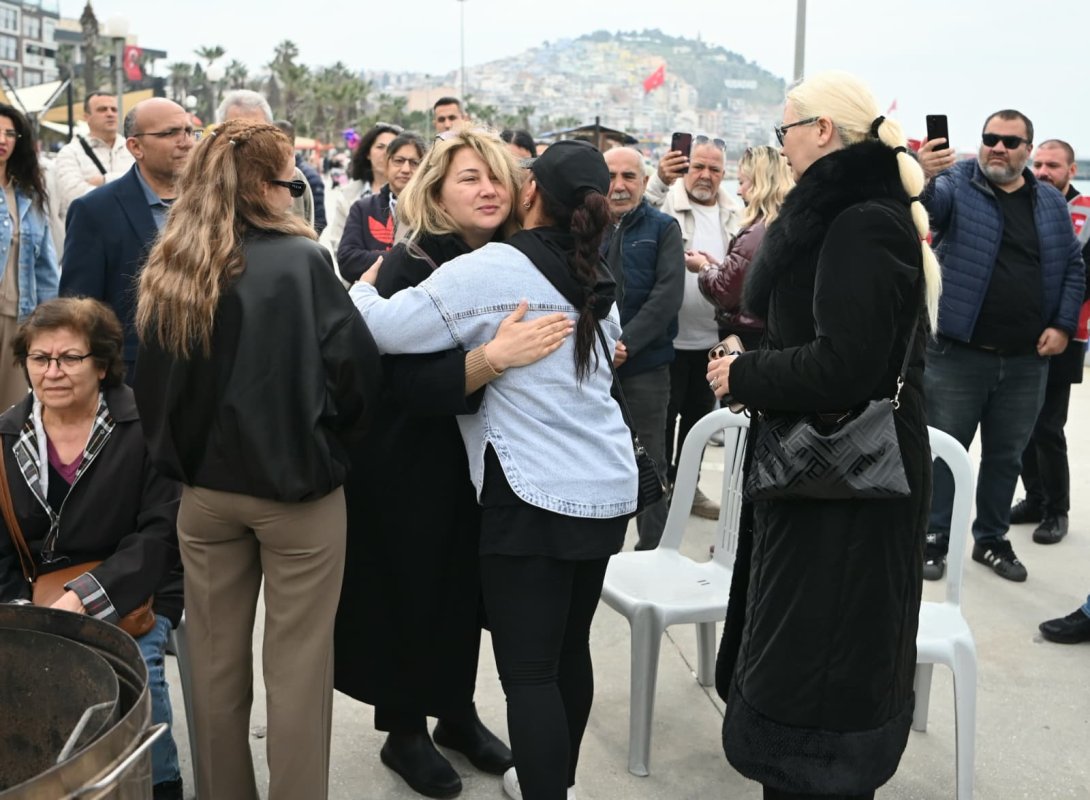 KUŞADASI TEK YÜREK: DUYGU GÜNEL’E SEVGİ SELİ; “BAŞKAN GERİ DÖNECEK!”