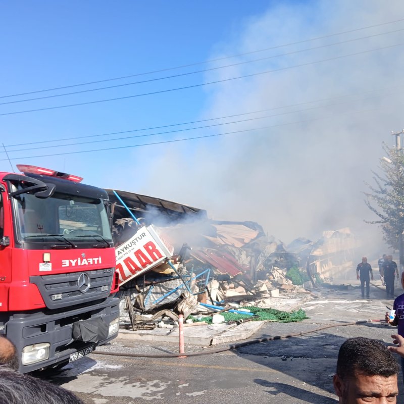 DAVUTLARDA KORKUTAN PAZAR YERİ YANGINI..