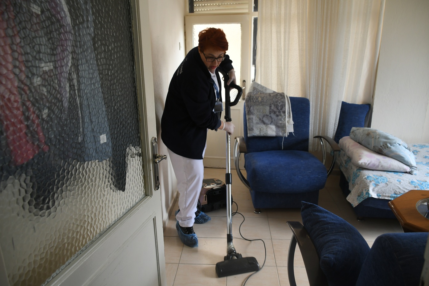 KUŞADASI BELEDİYESİ YIL BOYU SÜREN EVDE BAKIM HİZMETİNE BAYRAM ÖNCESİ DE DEVAM EDİYOR