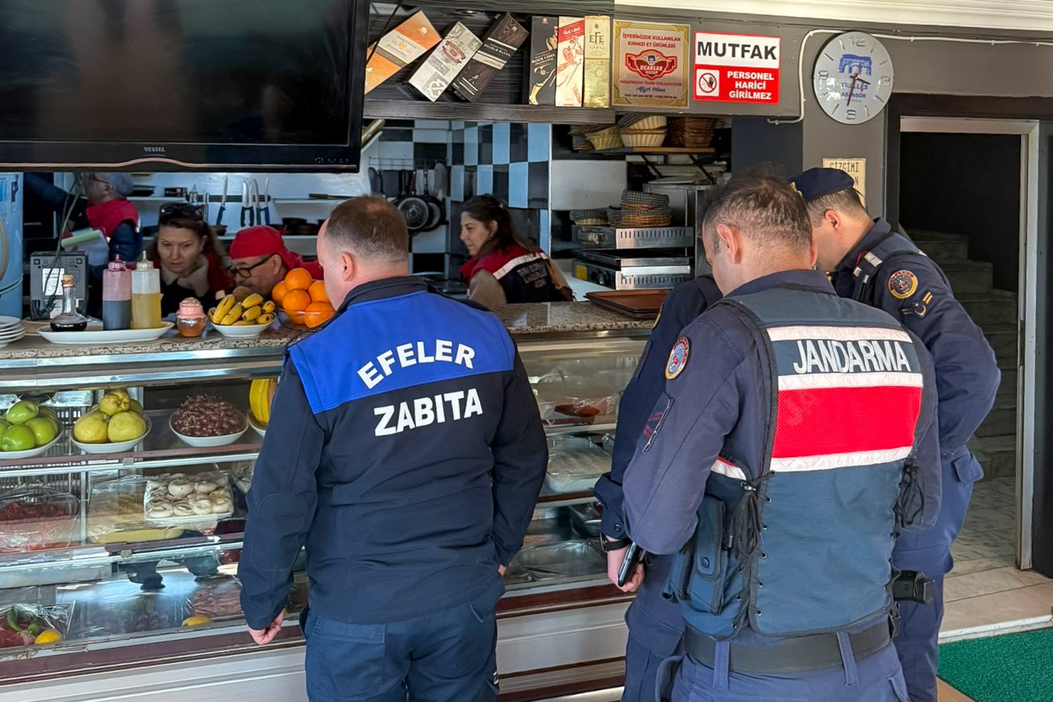 Efeler Belediyesi’nden yılbaşı öncesi sıkı gıda denetimi…