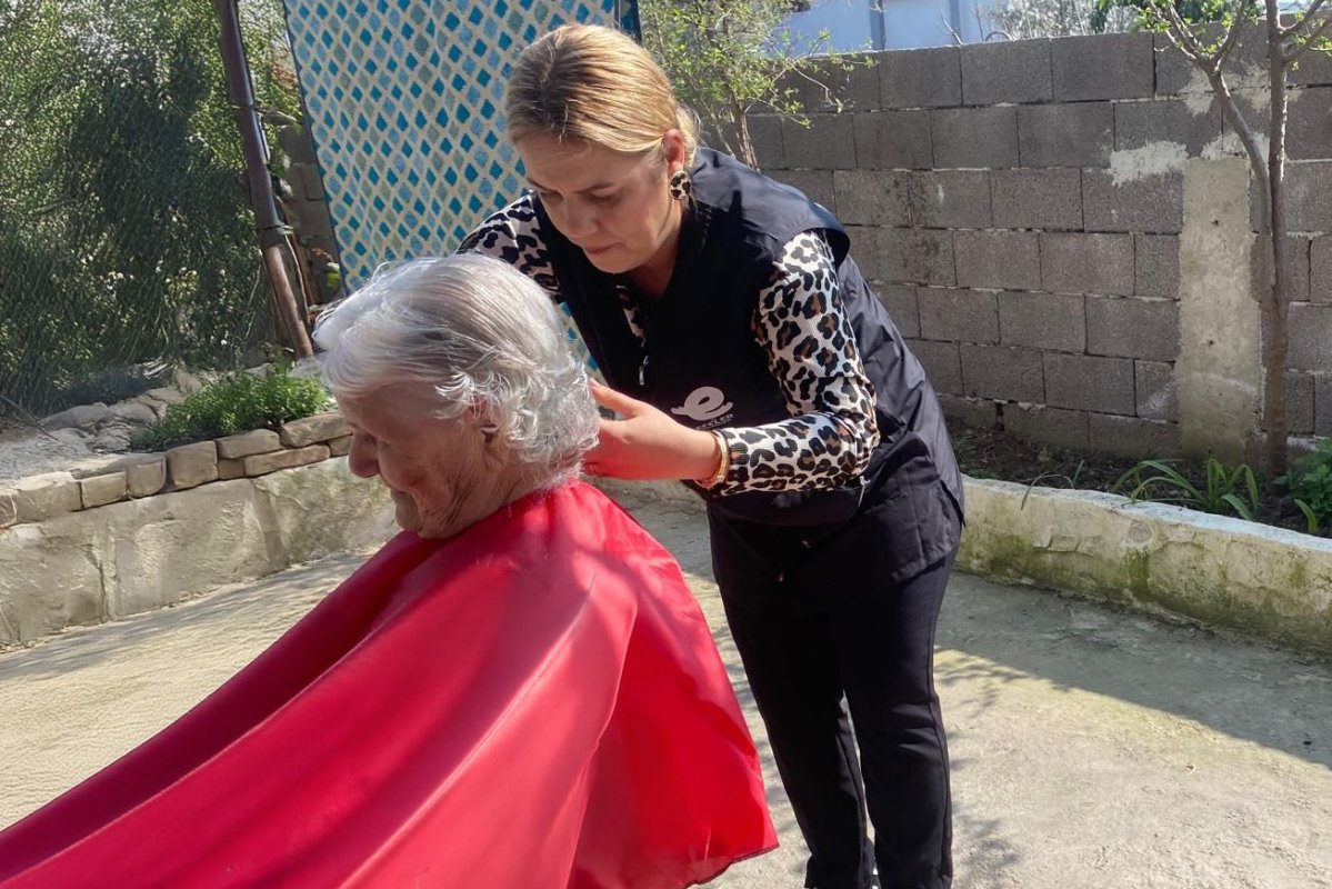 EFELER BELEDİYESİ EVDE BAKIM HİZMETİNİ BÜYÜTEREK DEVAM EDİYOR