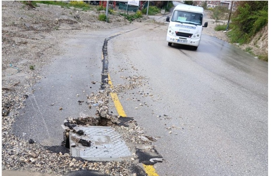 BÜYÜKŞEHİR BU YOLLARI GÖRMÜYOR MU?