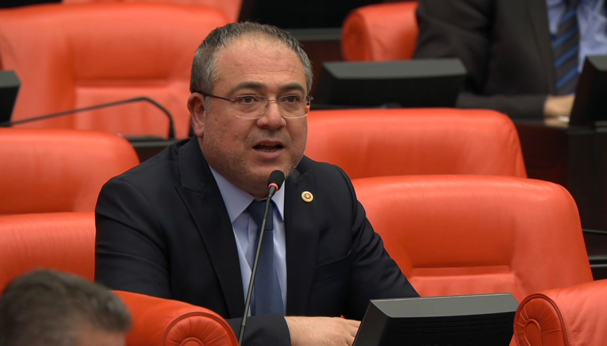YENİ PARTİLİ EVRİM KARAKOZ: 'YURTLAR CEP YAKIYOR, ÜNİVERSİTELİ NASIL BARINACAK?'.