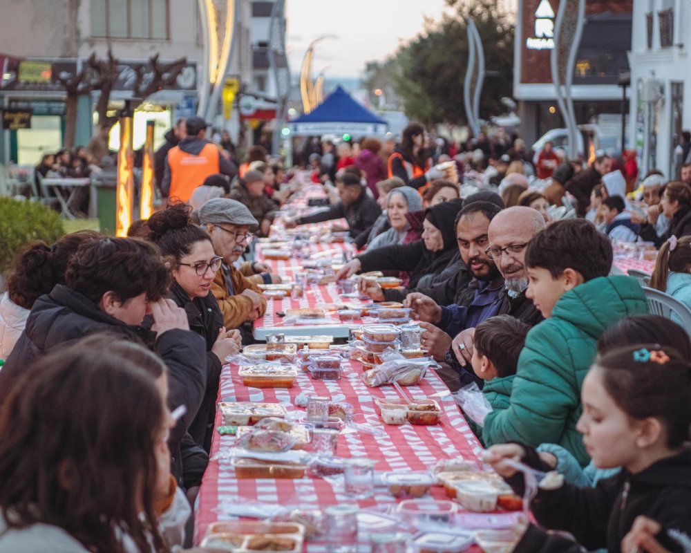 KUŞADASI BELEDİYESİ İFTAR GÜNLERİ GÜZELÇAMLI MAHALLESİ İLE DEVAM ETTİ 