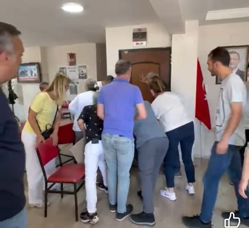 NAZİLLİ'DE CHP İLÇE BİNASINDA DİRENİŞ. ASLI ÖKMEN: 'KAPIMIZA DAYANIYORLAR'..