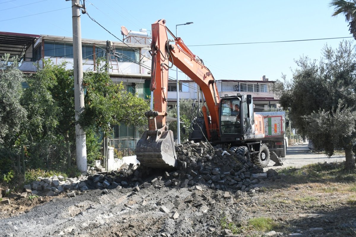 KUŞADASI BELEDİYESİ'NDE YOL YAPIM ÇALIŞMALARINDA YENİ ROTA KARAOVA MAHALLESİ...