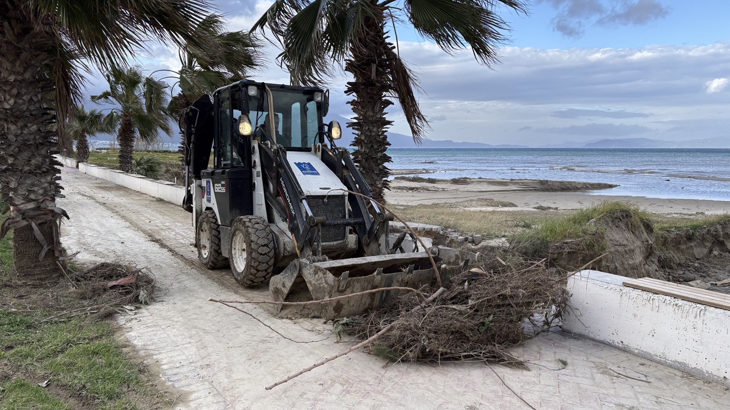 KUŞADASI BELEDİYESİ SAĞANAK YAĞIŞIN İZLERİNİ TEMİZLEMEYE DEVAM EDİYOR