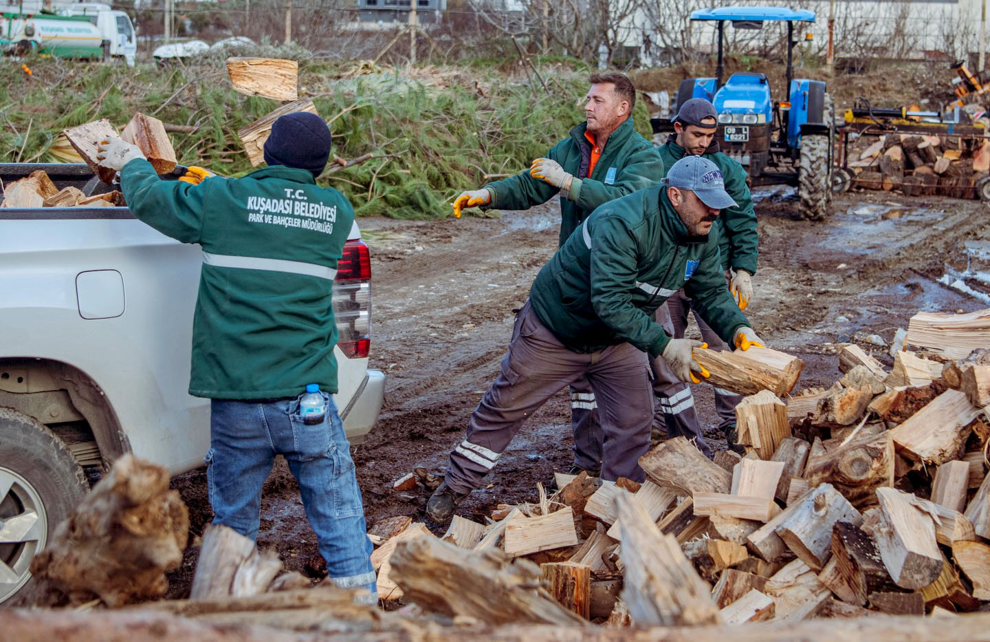 Kuşadası’nda ağaç atıkları ihtiyaç sahiplerine kara kışta yakacak oluyor…
