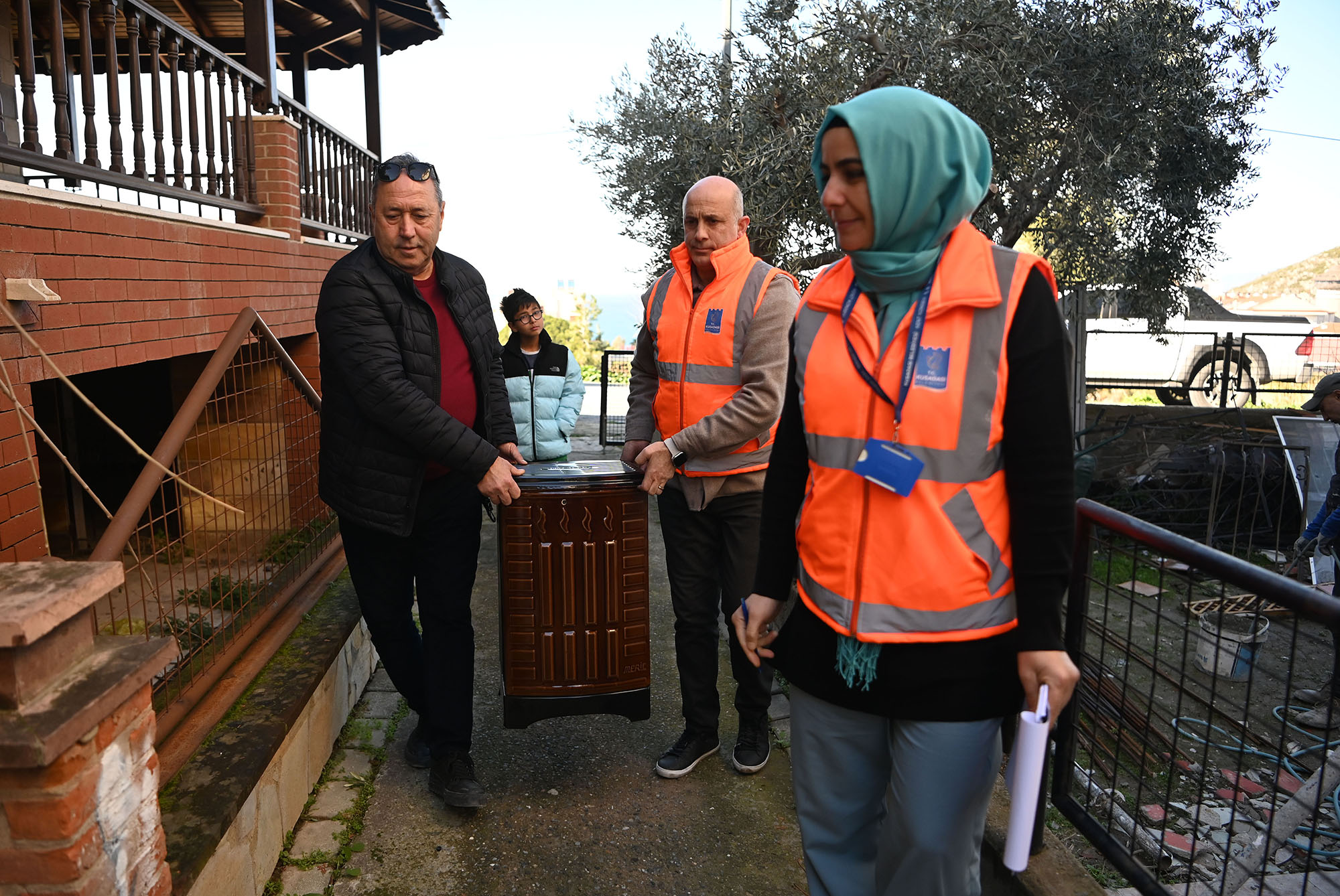 Kuşadası’nda evler ve yürekler dayanışma ile ısınıyor…