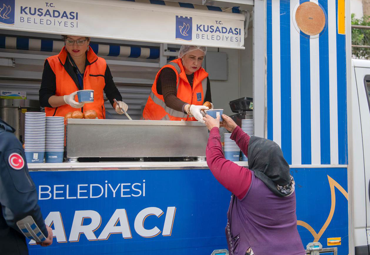 Kuşadası Belediyesi’nden sıcak çorba ikramı…