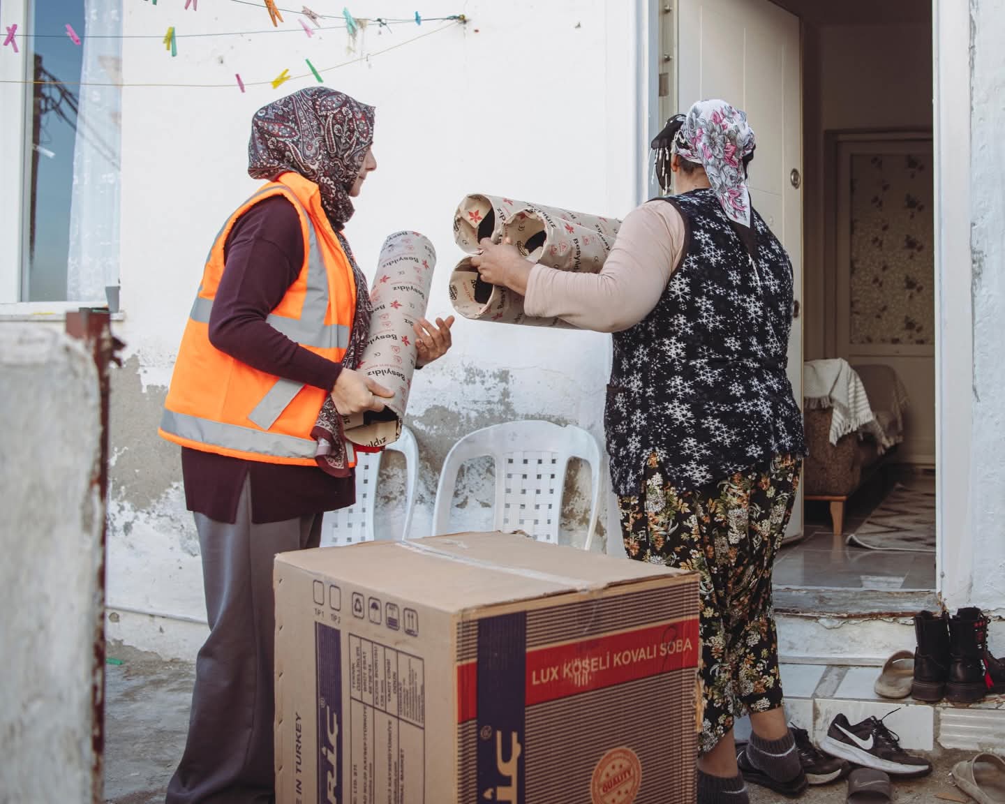Kuşadası Belediyesi yuvaları ısıtıyor…