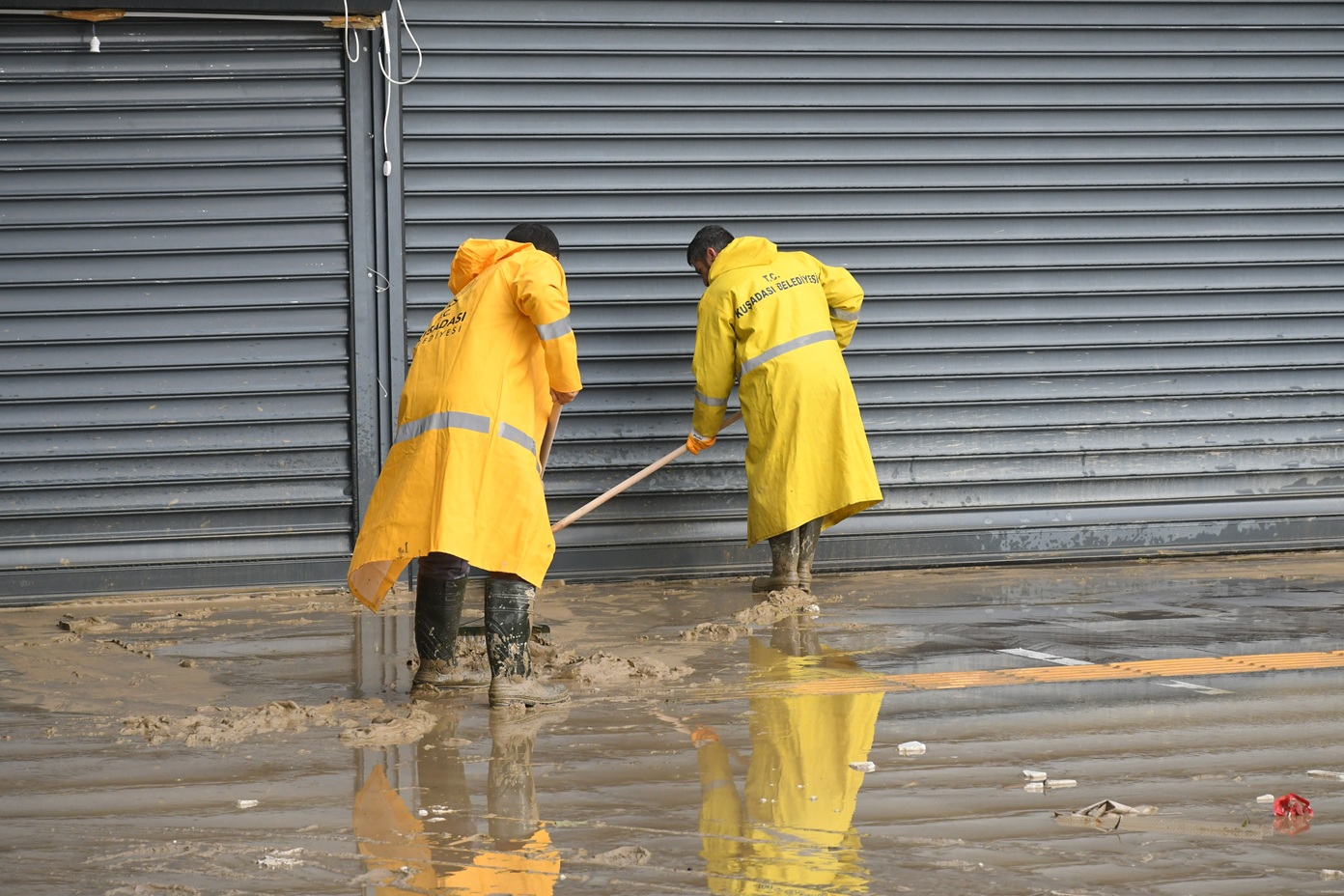 SAĞNAK FELAKETİ SONRASI KUŞADASI BELEDİYESİ EKİPLERİ SAHADA
