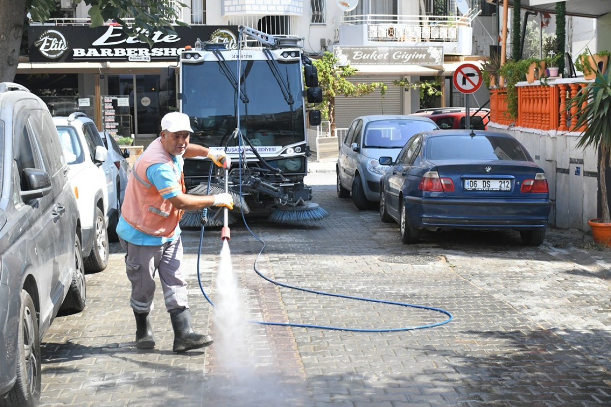 KUŞADASI’NDA TEMİZLİK MESAİSİ 7/24 SÜRÜYOR..