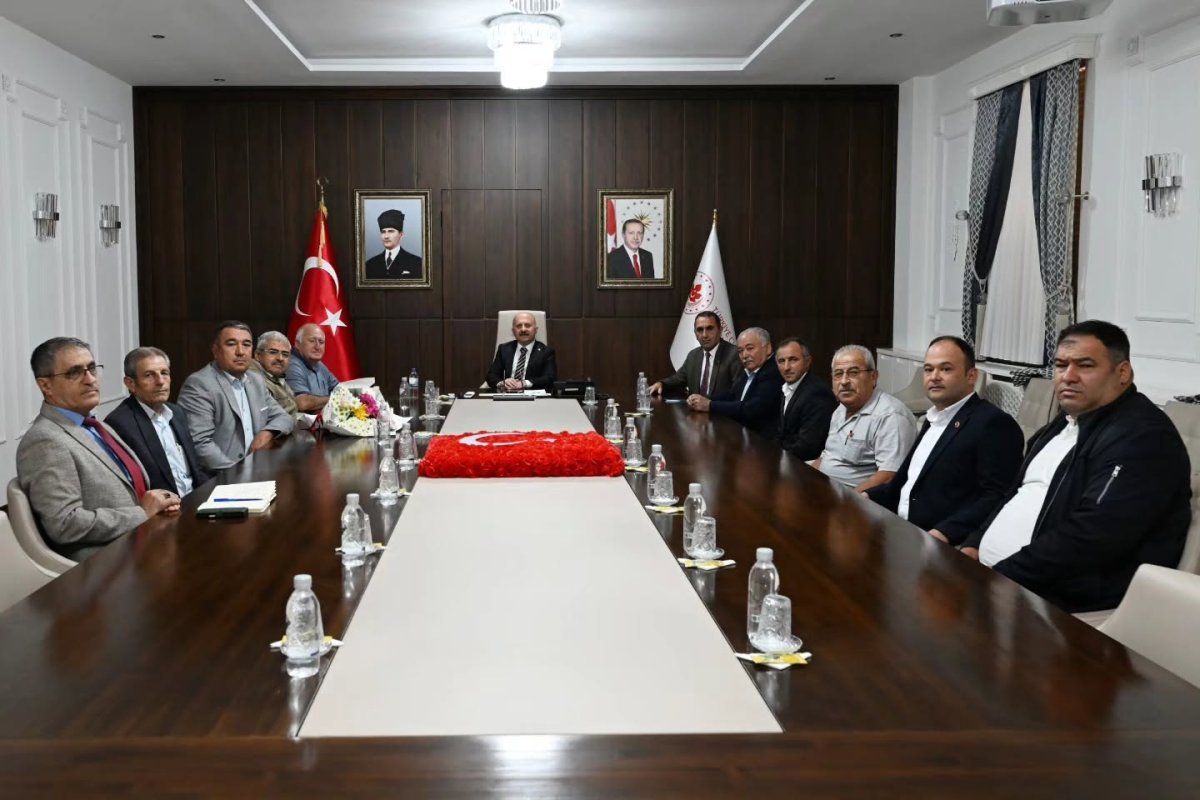 VALİ VAROL MUHTARLARI AĞIRLADI..