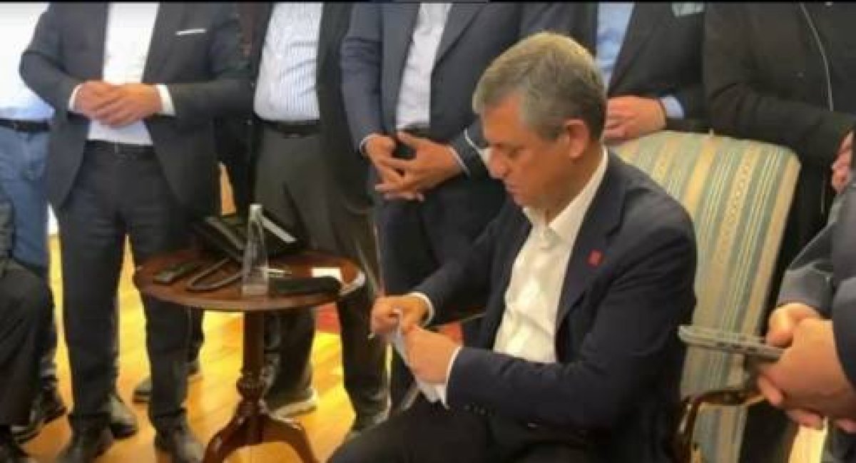 ÖZGÜR ÖZEL TEBLİGATI YIRTTI! 'KOY BUNU GELİNCE OKUSUN'..