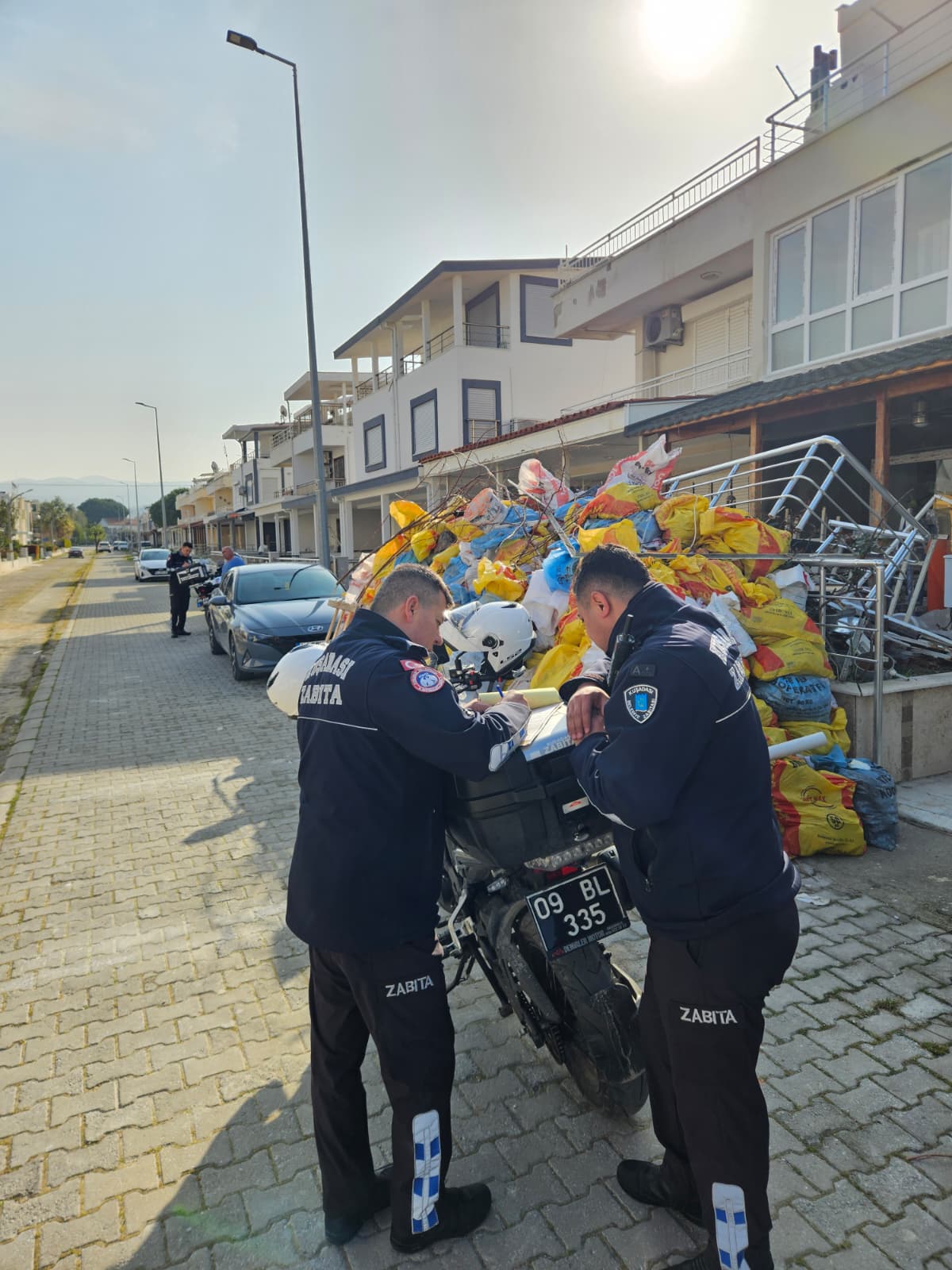 KUŞADASI BELEDİYESİ ÇEVREYİ KİRLETENLERE GÖZ AÇTIRMIYOR