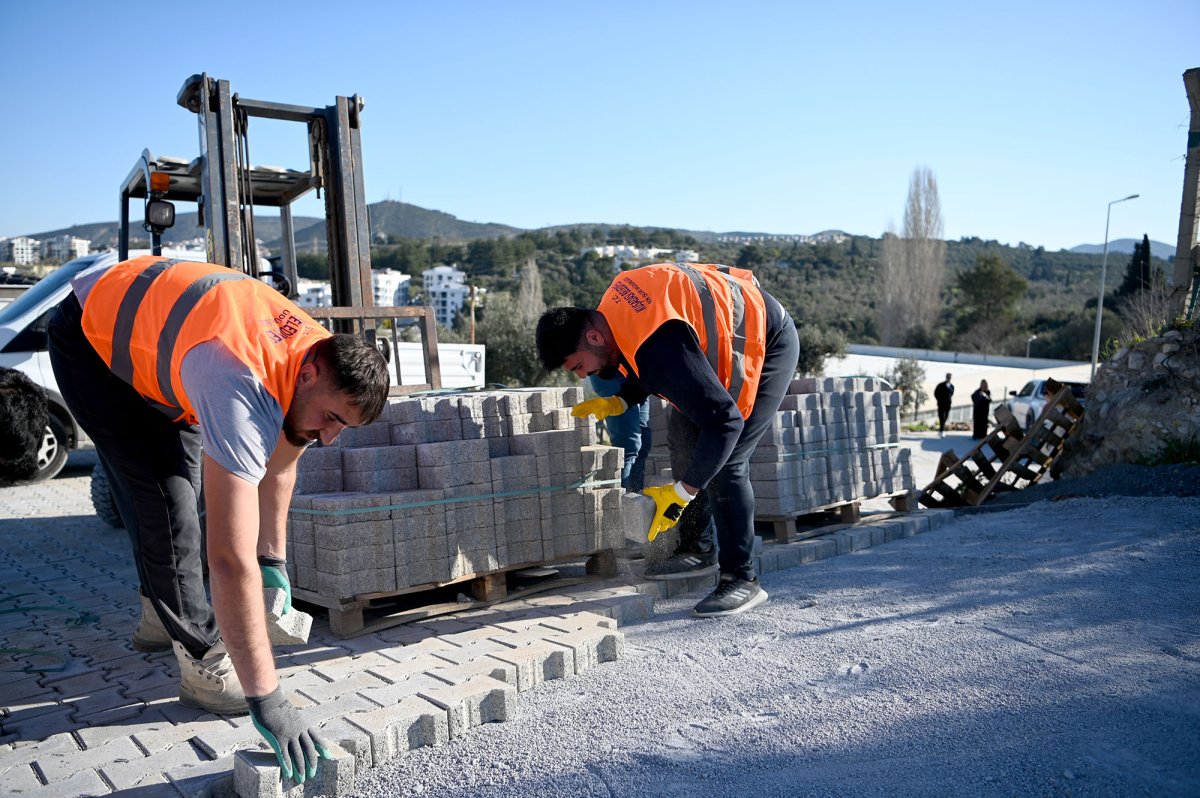 KUŞADASI BELEDİYESİ’NDEN KESİNTİSİZ YOL MESAİSİ