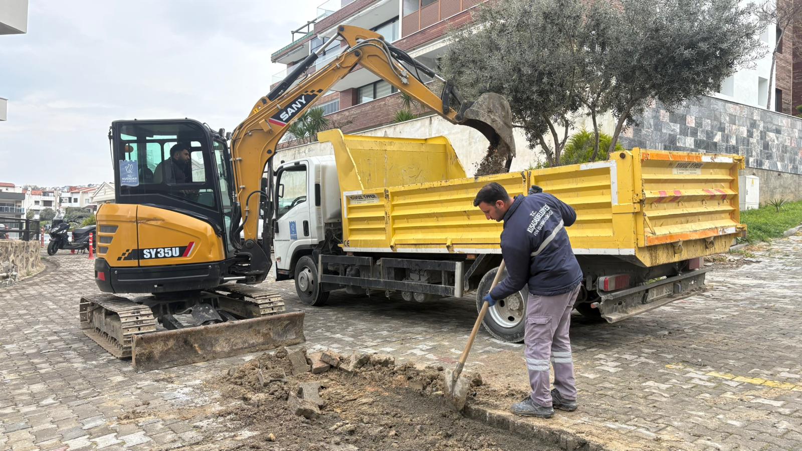 KUŞADASI BELEDİYESİ’NDEN  EŞ ZAMANLI YOL MESAİSİ.