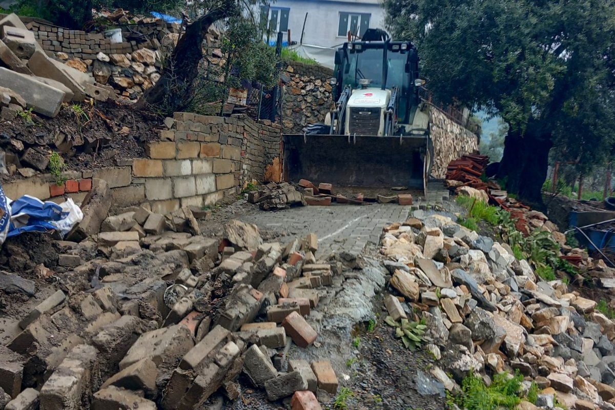 EFELER BELEDİYESİ YAĞIŞLARLA  KAPANAN YOLLARI TRAFİĞE AÇTI
