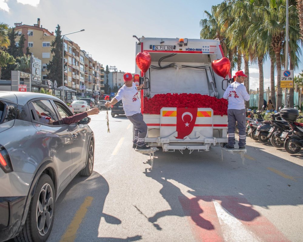 KUŞADASI'NDA ÇÖP KAMYONU SEVGİ DAĞITTI.
