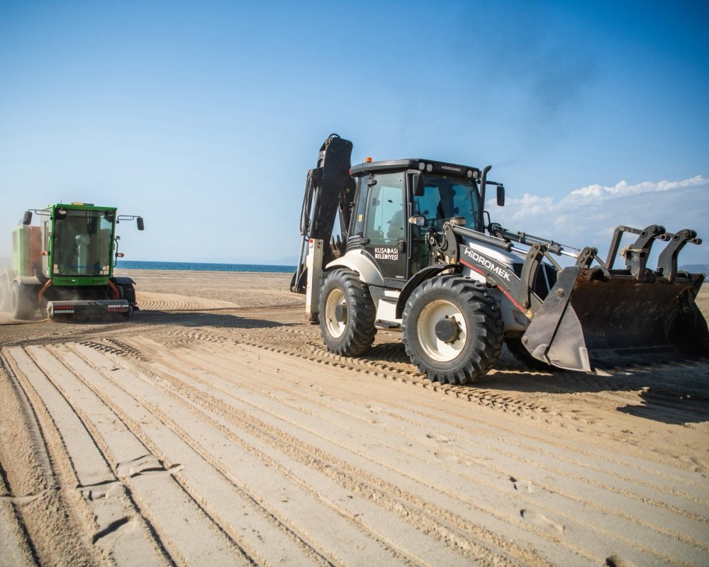 KUŞADASI BELEDİYESİ’NDEN PLAJLARDA YOĞUN TEMİZLİK