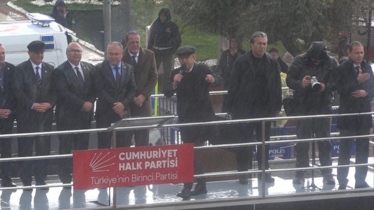 SAĞANAK YAĞMUR ÖMER GÜNEL'E OLAN DESTEĞİ DURDURAMADI..